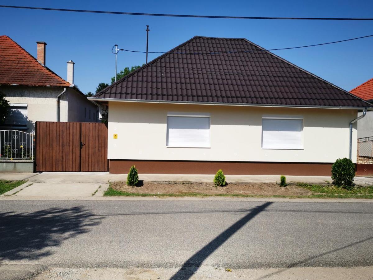 Lili Apartman Harkan Exterior foto