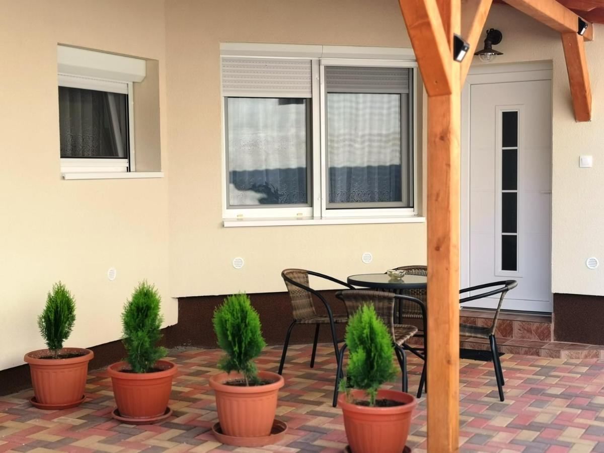 Lili Apartman Harkan Exterior foto