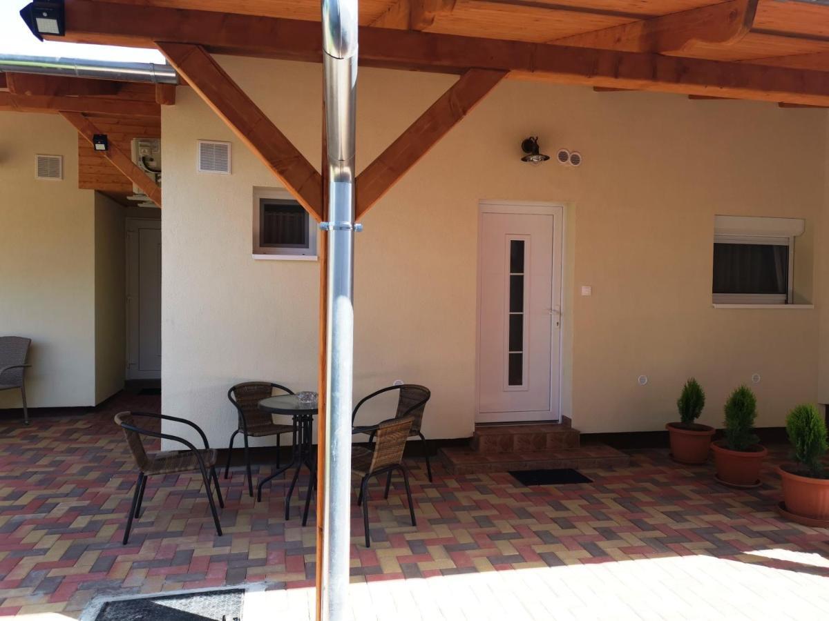 Lili Apartman Harkan Exterior foto